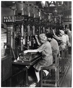 職場の女性、Blackburn Aircraft、Olympia Works、Leeds、c.1939-45の航空機の翼桁継手の掘削とリーマ 作： English Photographer